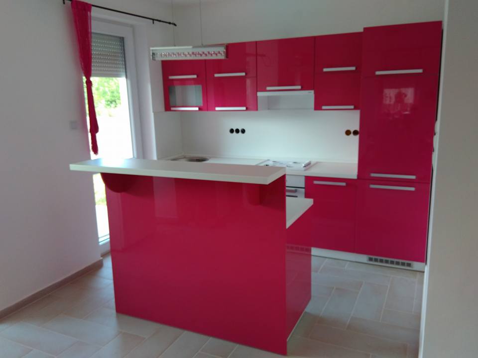 Szigetes konyha - rózsaszín frontokkal